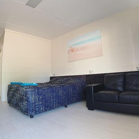Tropical City Motor Inn Ayr Bagian luar foto