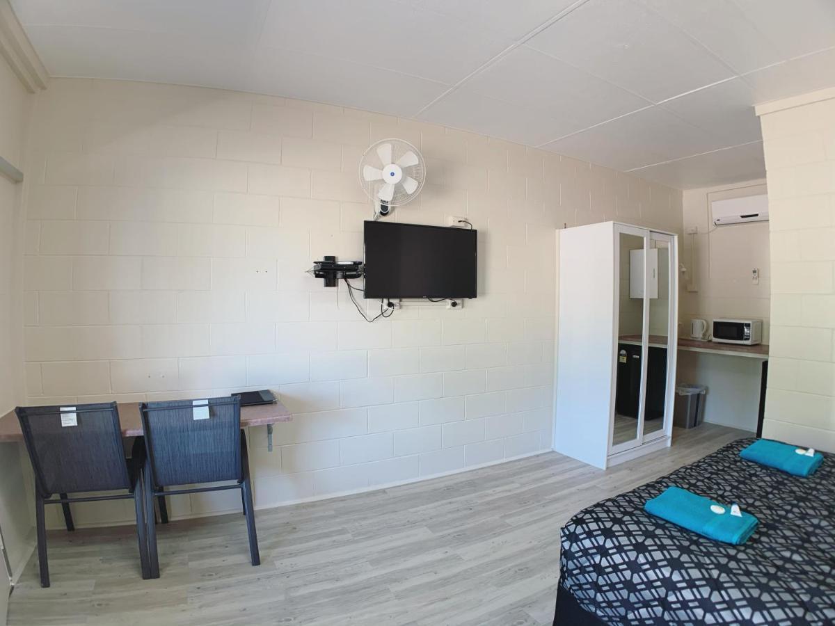 Tropical City Motor Inn Ayr Bagian luar foto