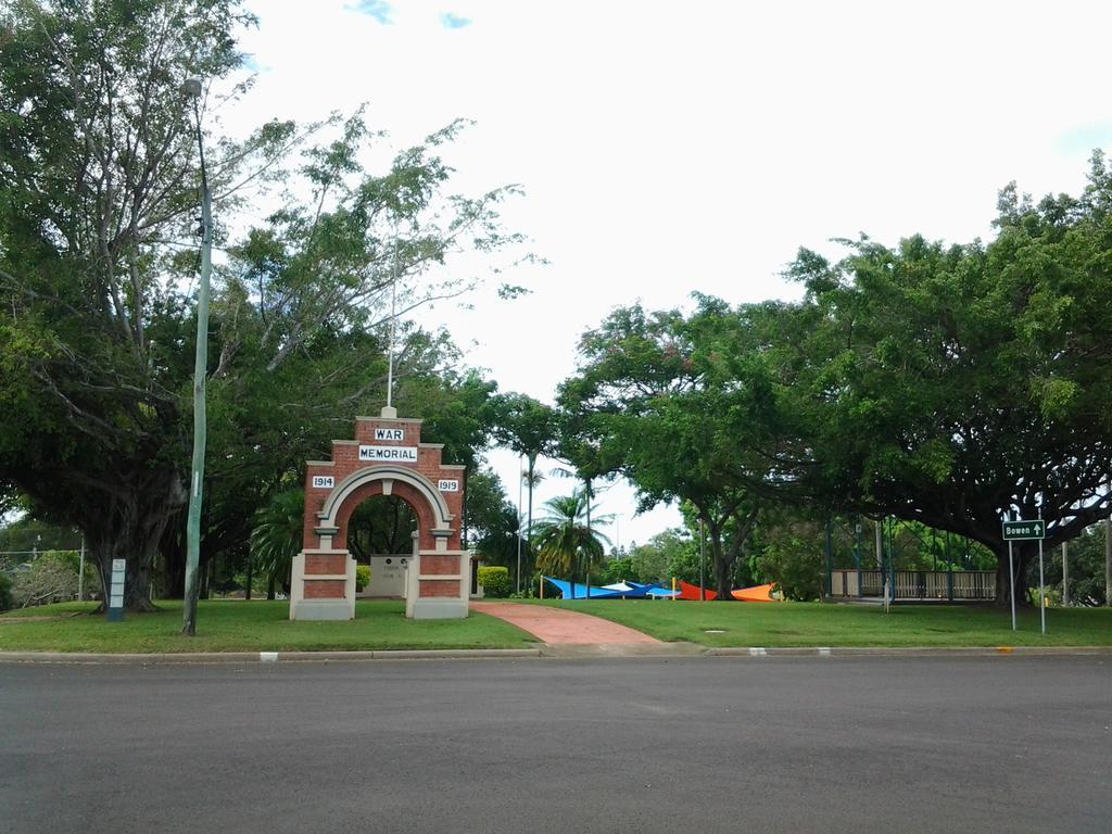 Tropical City Motor Inn Ayr Bagian luar foto