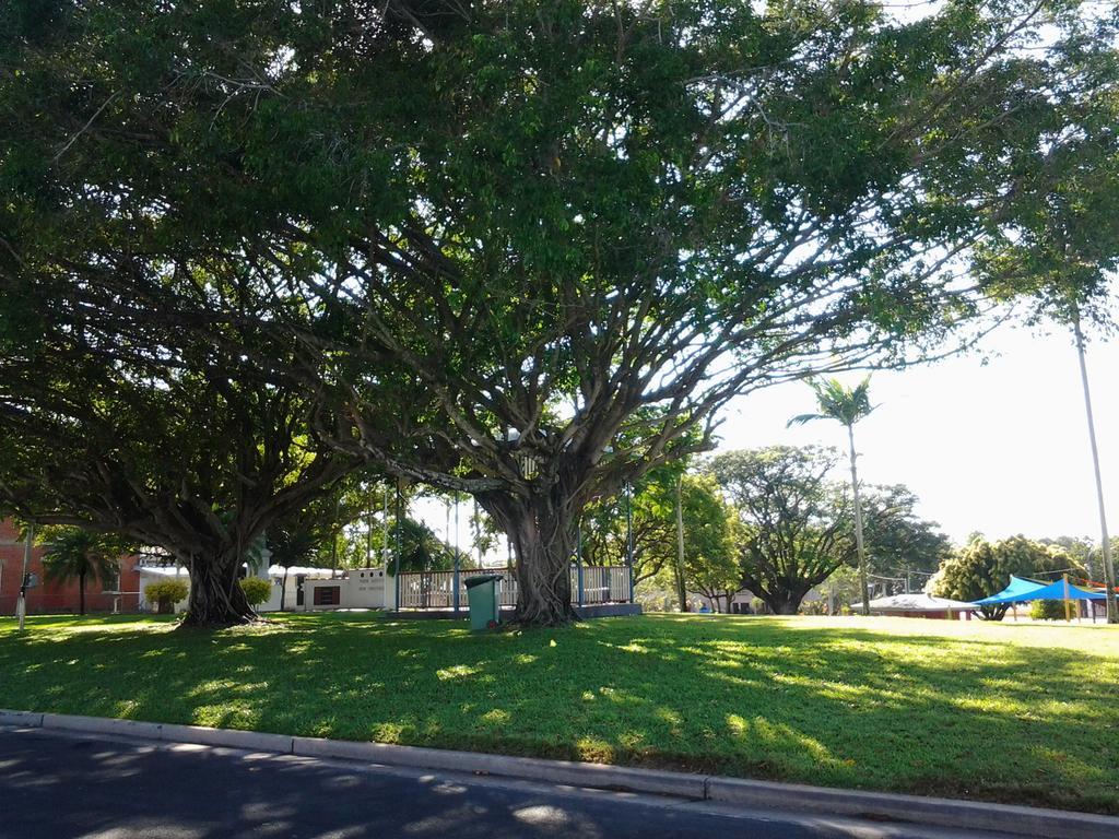 Tropical City Motor Inn Ayr Bagian luar foto