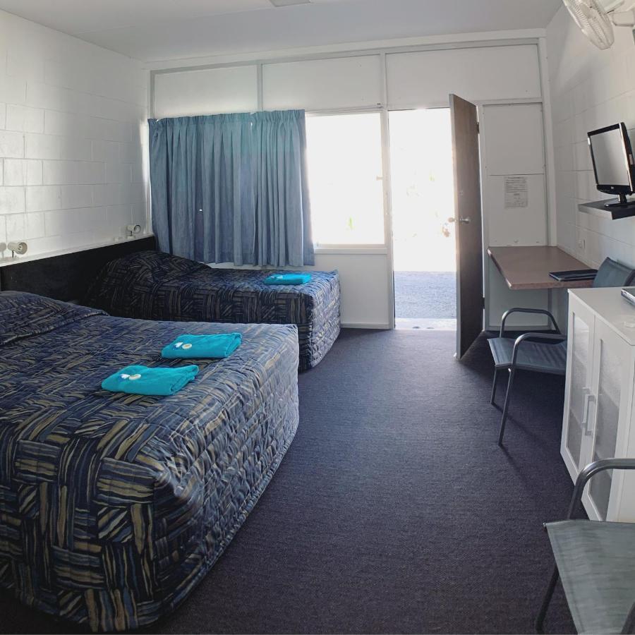 Tropical City Motor Inn Ayr Bagian luar foto